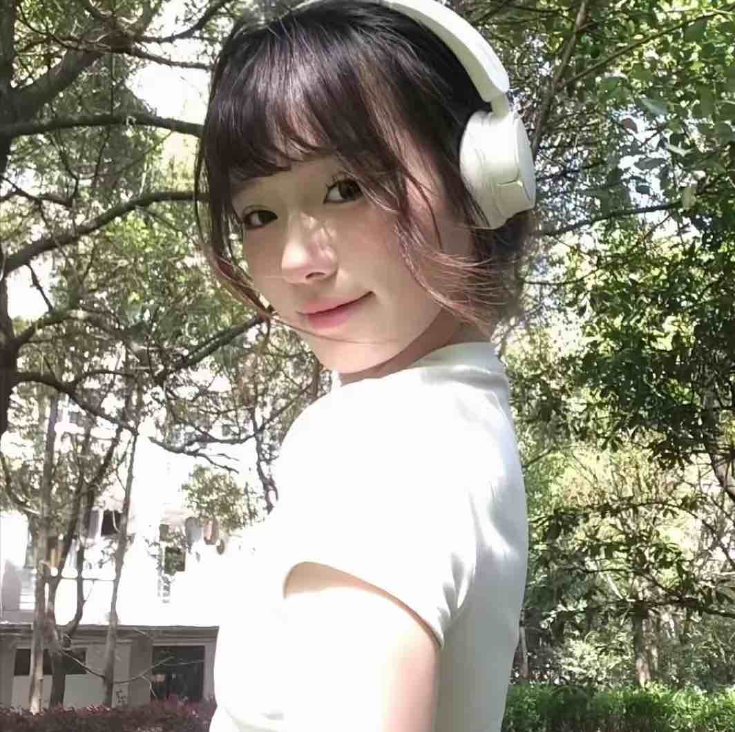 女大勤勤恳恳搬砖的一天