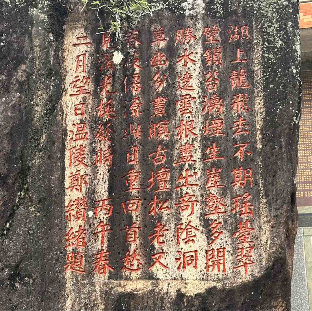 眼神清澈的大学生