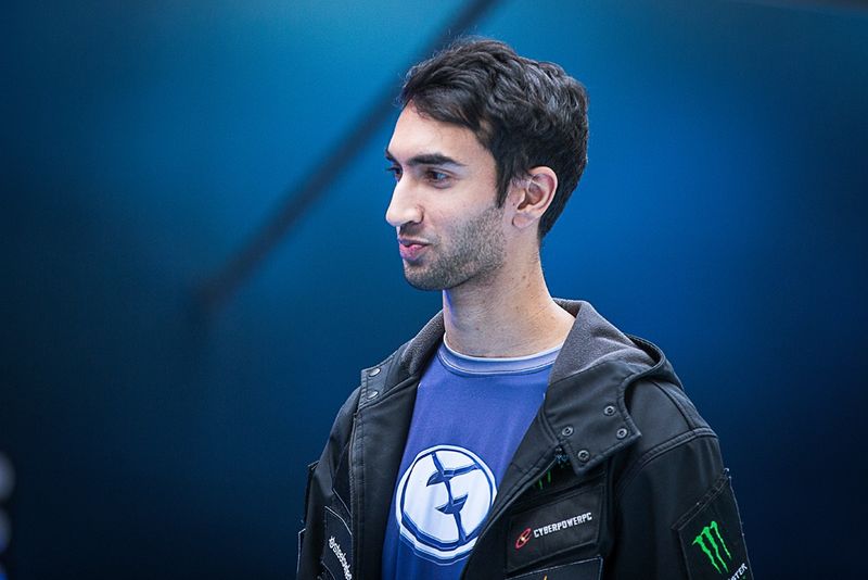 800px-UNiVeRsE_ESL_Frankfurt_2015